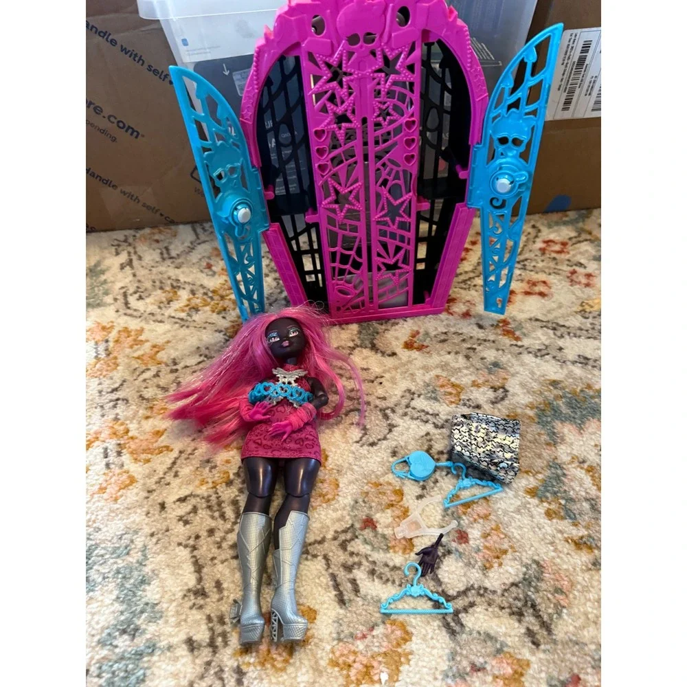 Monster High Skulltimate Secrets Catty Noir‎ G3 Doll with Coffin Locker & Extras